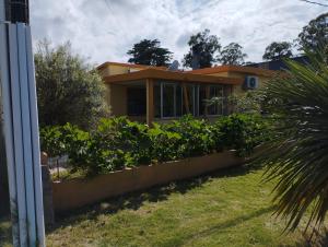 una casa con un jardín delante de ella en Casa Vacacional MIA, en Piriápolis