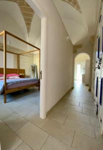1 dormitorio con 1 cama y suelo de baldosa en CH Guest House, en Vernole