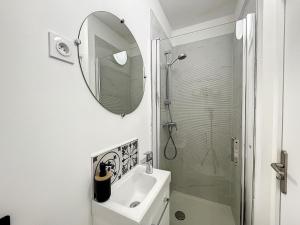 Kúpeľňa v ubytovaní Coeur de ville, T2 cosy & élégant + 32 fotografií