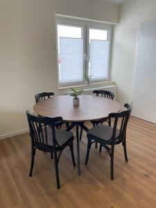 una mesa de comedor y sillas en una habitación en Spatzennest Monteurzimmer, en Korbach