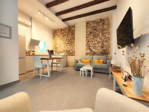 a living room with a couch and a table at Apartamento La Perla Little Apartments in Cádiz