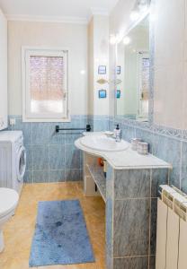 a bathroom with a sink and a toilet and a mirror at Bungalow Calpe con Piscina, Tenis, Parking in Calpe