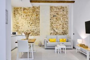 a living room with a couch and a table at Apartamento La Perla Little Apartments in Cádiz
