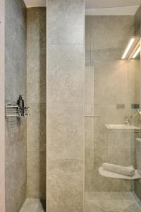 a bathroom with a shower and a sink at Apartamento La Perla Little Apartments in Cádiz