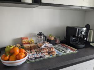 un mostrador con un montón de comida y un bol de fruta en SyrakaHost Intero appartamento, en Roma