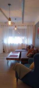 un soggiorno con 2 divani e un tavolo di Apartament u Janeczki a Stepnica