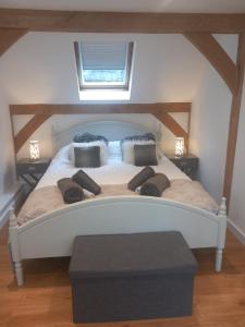 1 cama blanca grande en una habitación con ventana en The Clock House en Canterbury