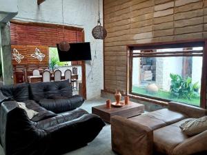 A seating area at Casa Rustica na Chapada Diamantina - Recanto Morro do Sobrado