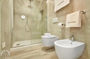 a bathroom with a shower and a toilet and a sink at FORESTERIA GUESTHOUSE CA' DEI BACHITT in Lierna