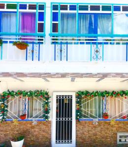 a house with christmas wreaths on the windows at Hostal Posada Del Corazón in Salento