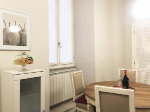 comedor con mesa y ventana en "le Volte" Appartamento nel cuore di Foligno en Foligno