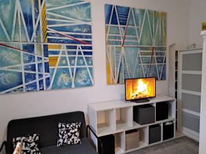 TV a/nebo společenská místnost v ubytování Cosy studio apartment with AirConditioner