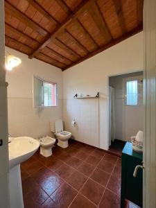 bagno con 2 servizi igienici e lavandino di El Cencerro - Casa de Campo a Villa Lía