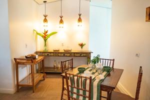 uma sala de jantar com mesa e cadeiras em Pousada da Villa em Fernando de Noronha