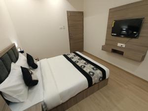 Postel nebo postele na pokoji v ubytování Hotel Beverly Palace Santacruz - Near BKC - Mumbai Airport T1