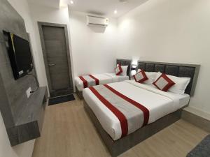 Postel nebo postele na pokoji v ubytování Hotel Beverly Palace Santacruz - Near BKC - Mumbai Airport T1