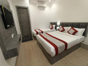 Postel nebo postele na pokoji v ubytování Hotel Beverly Palace Santacruz - Near BKC - Mumbai Airport T1