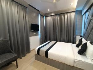 A bed or beds in a room at Hotel Beverly Palace Santacruz - Near BKC - Mumbai Airport T1