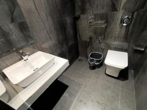 Koupelna v ubytování Hotel Beverly Palace Santacruz - Near BKC - Mumbai Airport T1