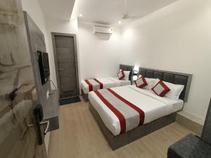 Postel nebo postele na pokoji v ubytování Hotel Beverly Palace Santacruz - Near BKC - Mumbai Airport T1
