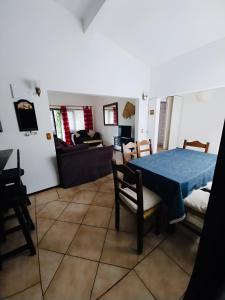 sala de estar con mesa azul y sofá en Villa Violetta, en Punta del Este