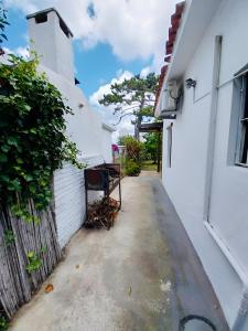 una pasarela entre dos edificios blancos en Villa Violetta, en Punta del Este