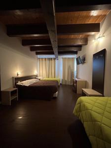 een hotelkamer met 2 bedden en een flatscreen-tv bij PARCO DELLE STELLE in Castelmauro