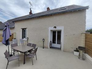 een terras met een tafel en stoelen voor een gebouw bij Charmante maison à Blois - Terrasse privée - 8 pers in Blois