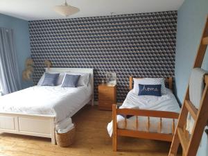 una camera con due letti e una parete blu e bianca di North Coast country home(Portrush,Portstewart,Giant's Causeway) a Balnamore