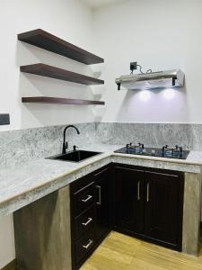 Η κουζίνα ή μικρή κουζίνα στο Bunty Residence Ambalangoda