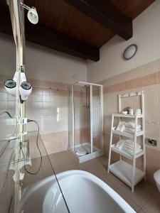 W łazience znajduje się wanna i przeszklony prysznic. w obiekcie PARCO DELLE STELLE w mieście Castelmauro