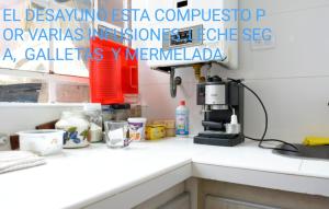 una encimera de cocina con cafetera. en Amplio departamento en Villa Devoto en Buenos Aires