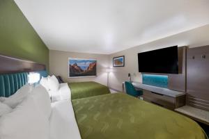 Postel nebo postele na pokoji v ubytování Quality Inn Alpine