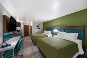 Postel nebo postele na pokoji v ubytování Quality Inn Alpine