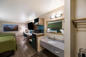 TV a/nebo společenská místnost v ubytování Quality Inn Alpine