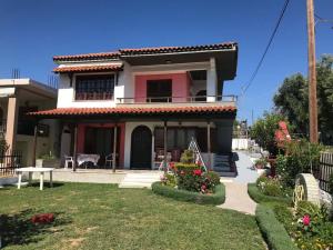 a small house with a red and white at great first floor appartment with view in Nea Kalikratia