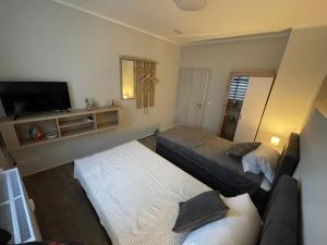 uma pequena sala de estar com um sofá e uma televisão em B&K Immobilien GbR em Tangermünde