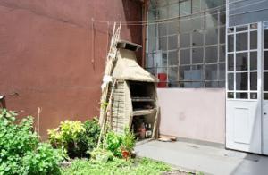 un horno de ladrillo en el lateral de un edificio en Amplio departamento en Villa Devoto en Buenos Aires
