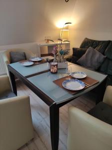 una sala de estar con una mesa con platos. en Watt, en Karolinenkoog