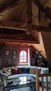 - un salon avec un canapé et une fenêtre dans l'établissement Gite Esprit du Monde, à Kervignac