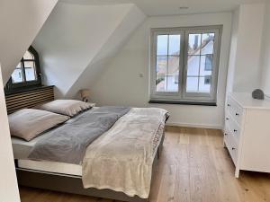 Un dormitorio con una cama grande y una ventana en Reethaus Mellnitz, en Mellnitz