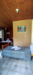 uma cama num quarto com tecto em madeira em Pousada Floresta Das Estrelas em Urubici