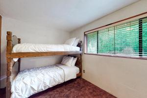 2 Etagenbetten in einem Zimmer mit Fenster in der Unterkunft Blackberry Hollow in Deming