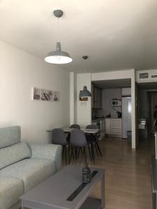 salon z kanapą i stołem w obiekcie Apartamento Migdia-Moraira w mieście Moraira