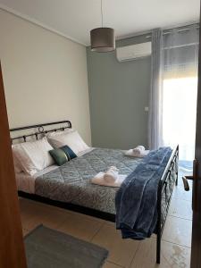 1 dormitorio con 1 cama con toallas en aphome, en Volos