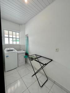 lavadero con lavadora y lavadora en Apartamento em Porto Belo, en Porto Belo