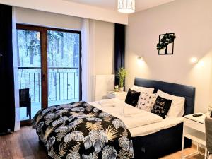 Posteľ alebo postele v izbe v ubytovaní Apartament z pięknym widokiem na las