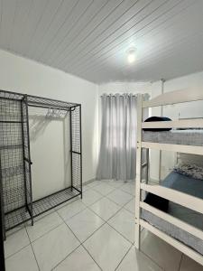 Habitación con 2 literas y ventana en Apartamento em Porto Belo, en Porto Belo