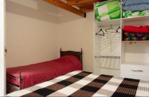 1 dormitorio con 1 cama roja en una habitación en Amplio departamento en Villa Devoto en Buenos Aires