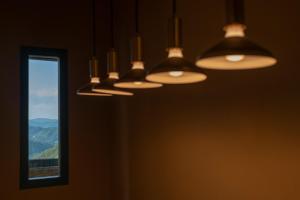 eine Reihe von Lichtern, die von einer Wand mit einem Fenster hängen in der Unterkunft Agriturismo Ca' Pasquin in Roccaverano